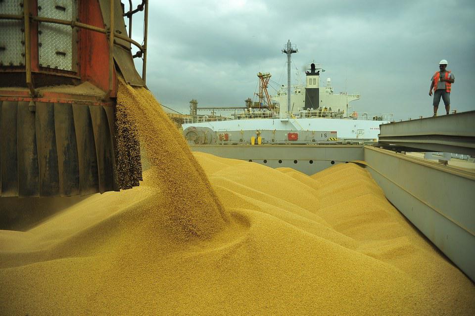 Movimentação de soja e milho via portos cresceu 29,4% em 2023, diz ministro